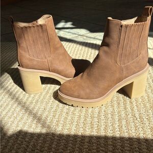 Women’s Tan Chunky Heel Dolce Vitta Ankle Boots- Size 8